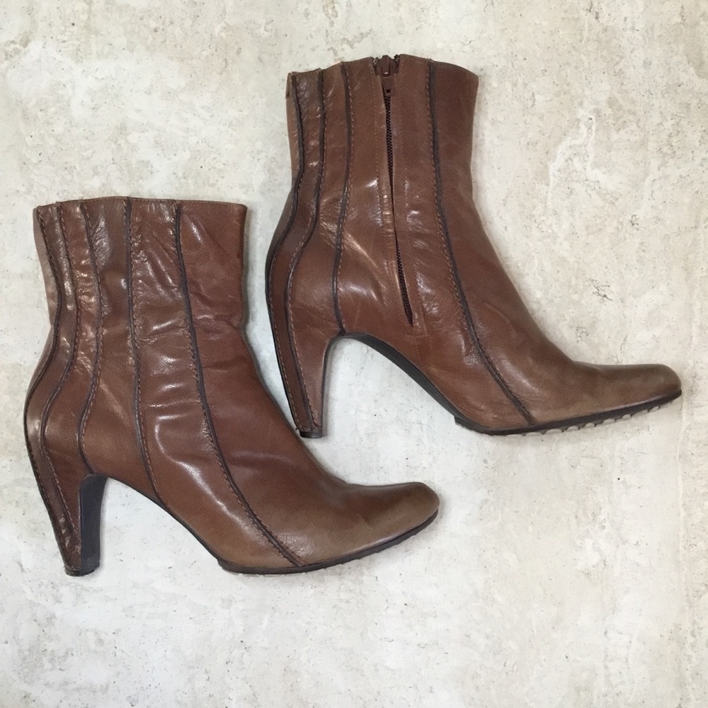 Tsubo Cognac Ribbed Leather Ankle Boots - Sz 9/39